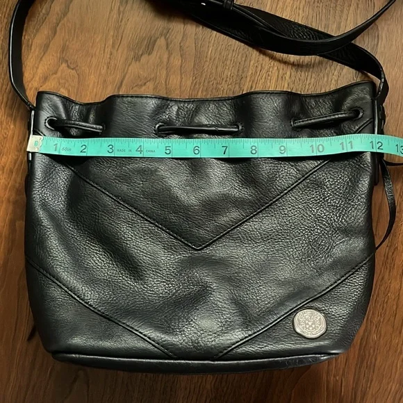 Vince Camuto black leather bucket crossbody bag, cinch top and tassels - Picture 11 of 17